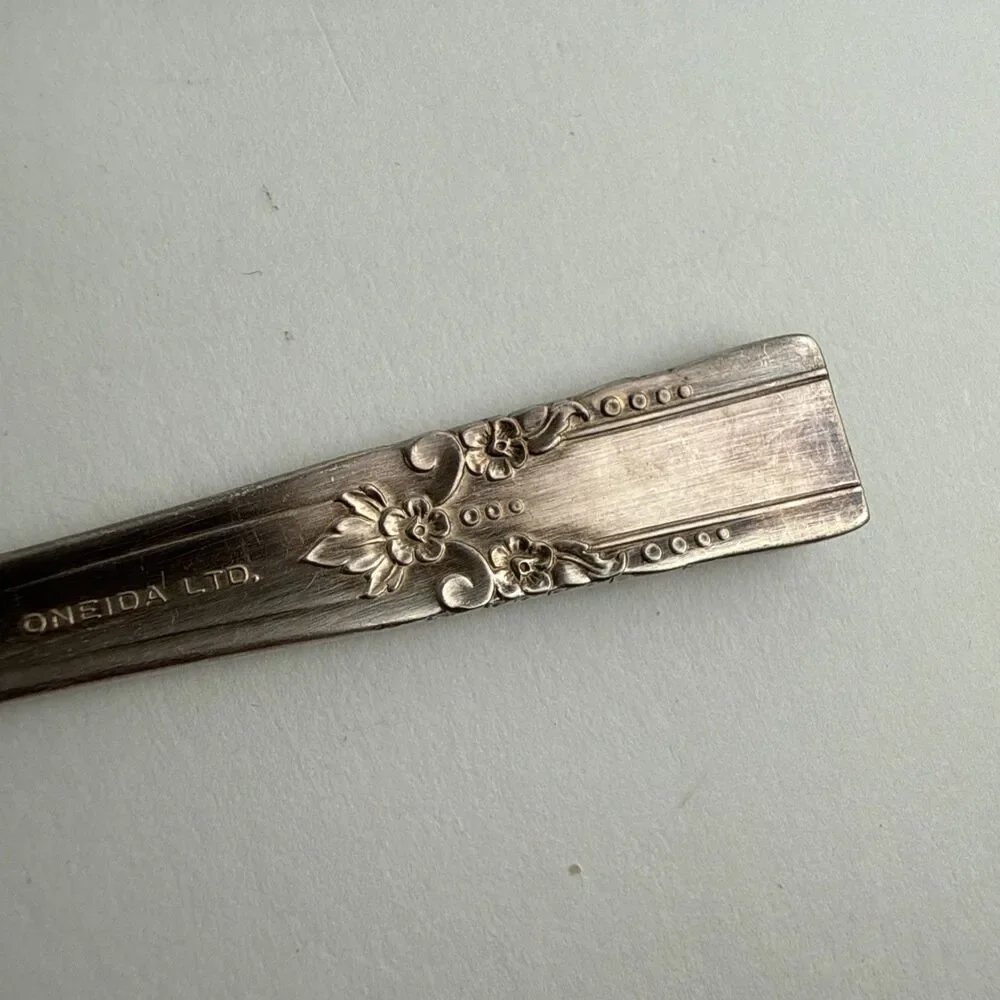 Wm A Rogers 1940 ARTISTIC Pattern Sugar Spoon & Butter Knife Oneida Ltd